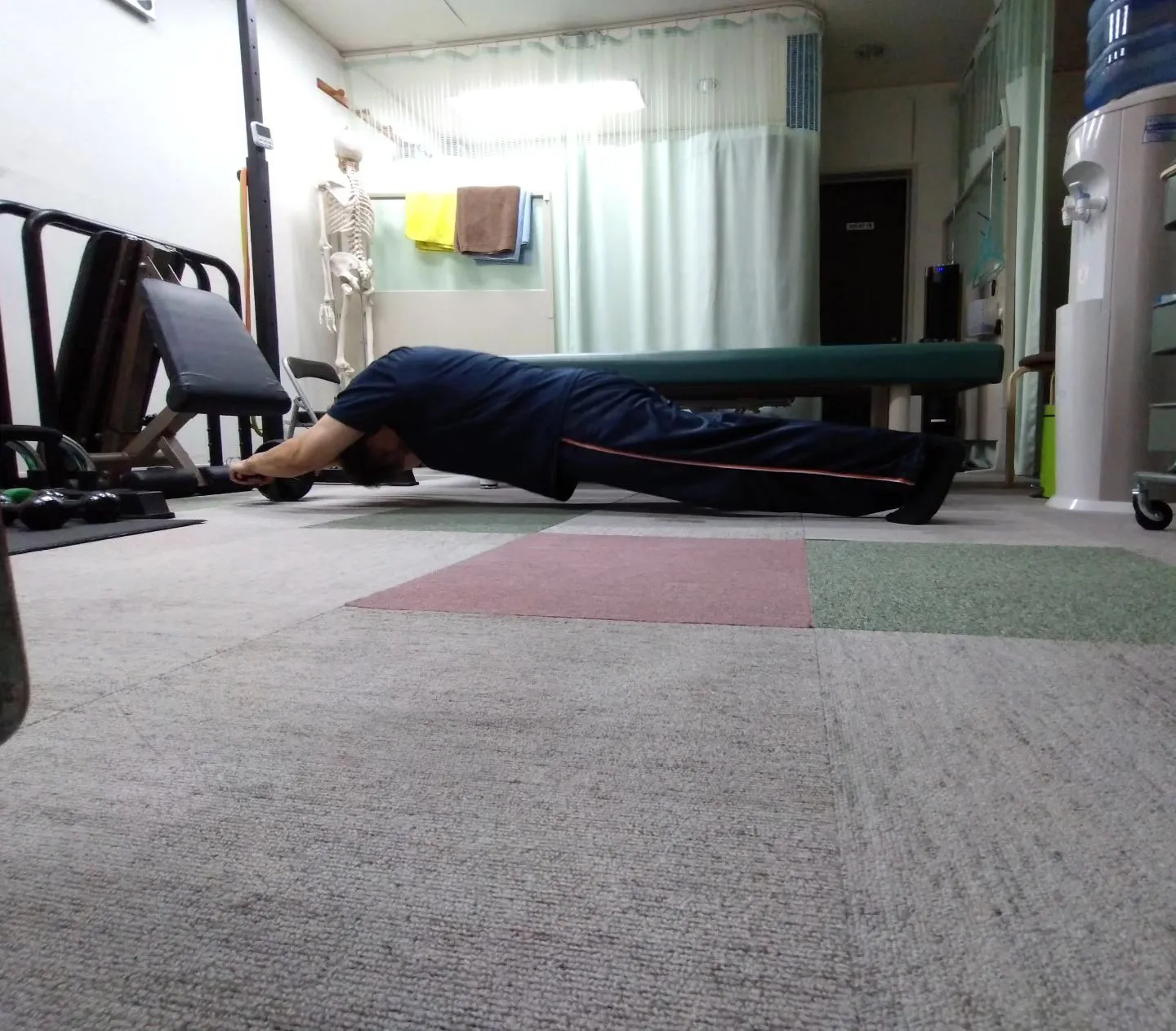 朝活に皆さんご存知のアブローラーで背筋を伸ばし1日のスイッチ...